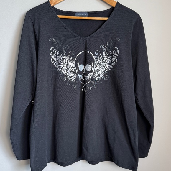 Women's Winged Skull Long Sleeve V-Neck Graphic Tee Black Size 1X Goth Dark Girl - Picture 1 of 12